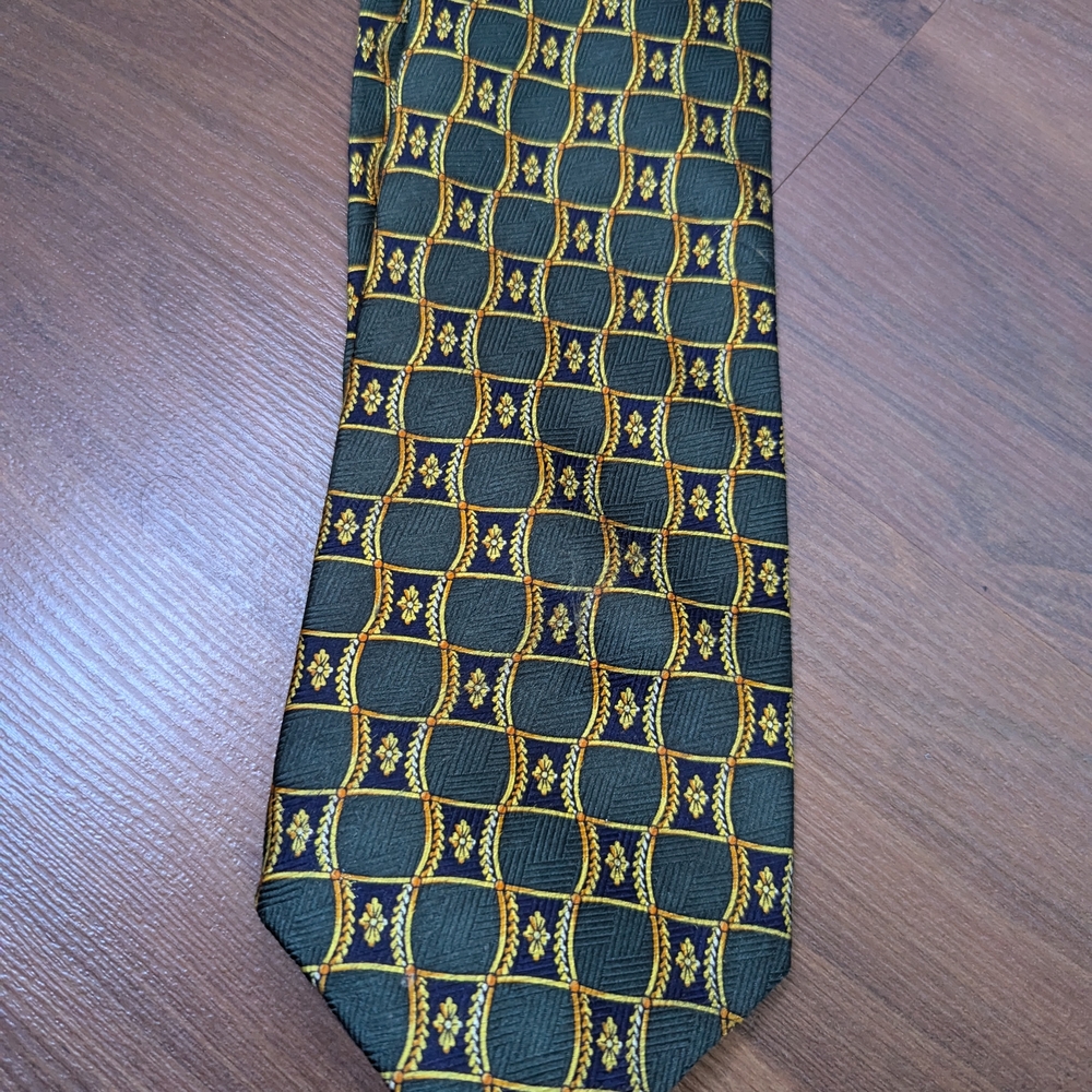 Elegance Sophisticated 100% Silk Geometric Green and Gold  Tie